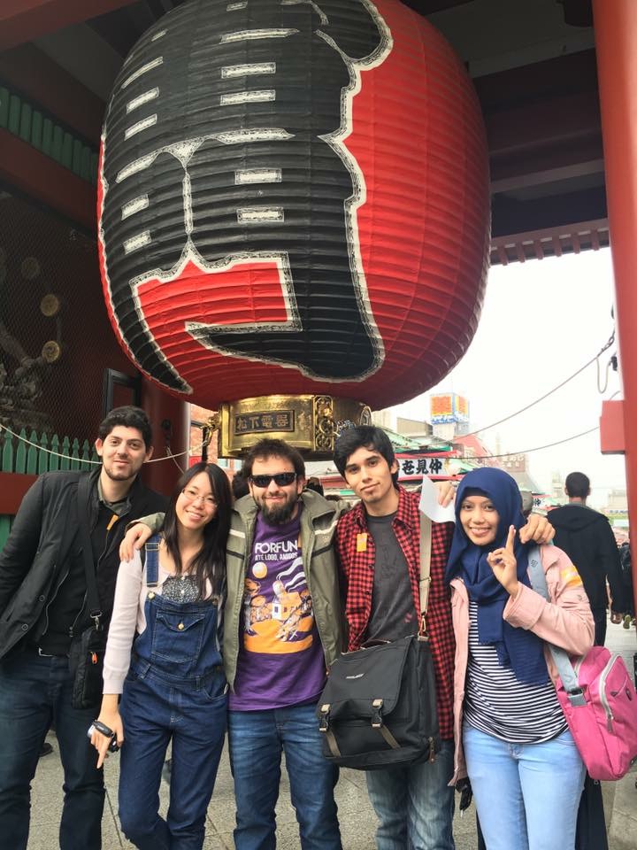 JIM (second from right) visiting famous spots with the award recipients of SMA-EX1. JIM (second from right) visiting famous spots with the award recipients of SMA-EX1.