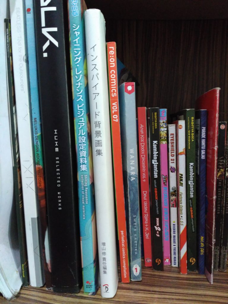 Ombobon keeps his collecting neatly organized on his shelf. Ombobon keeps his collecting neatly organized on his shelf.