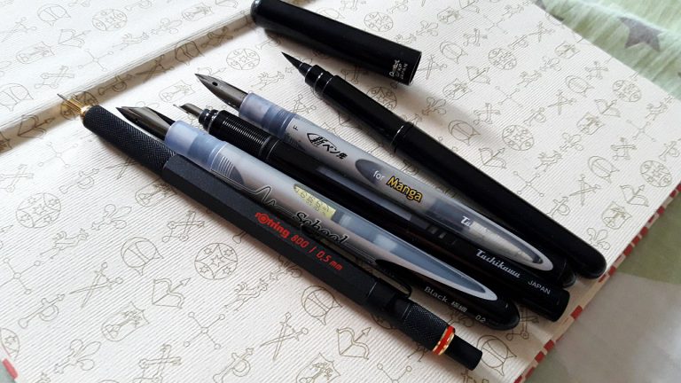 Hyrohiku’s fancy new collection of drawing pens. Hyrohiku’s fancy new collection of drawing pens.