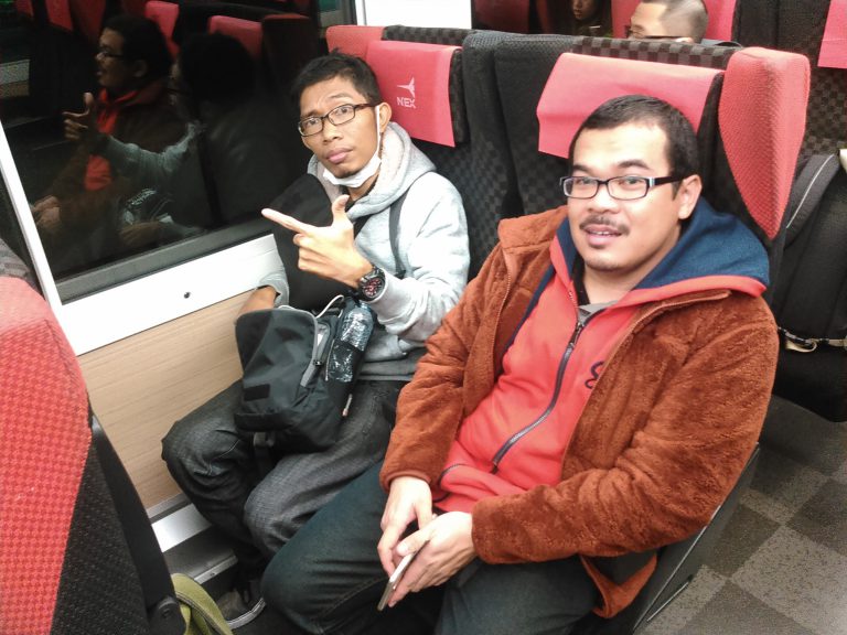 Hyrohiku and Ombobon travel in style to the Ghibli Museum. Hyrohiku and Ombobon travel in style to the Ghibli Museum.