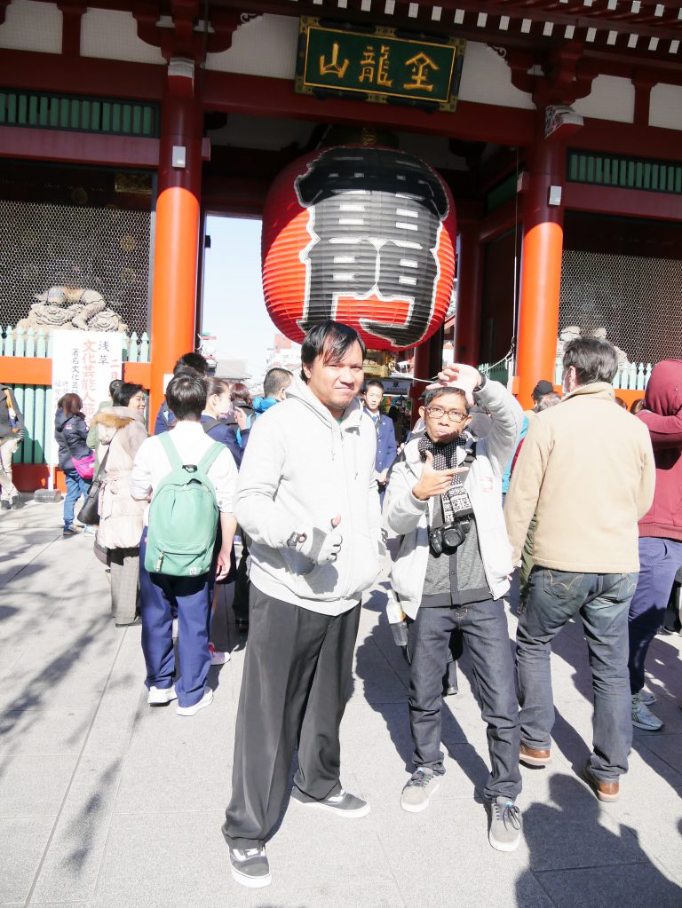 Kjati (left) and Ombobon (right) see Asakusa famous lantern.